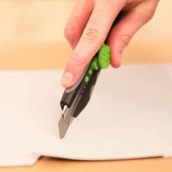 Relaxdays PROFI Cuttermesser Mit Ersatzklingen, Cutter, Abbrechklingen 18 Mm, Gummigriff, Universalmesser, Schwarz/grün 8 Relaxdays PROFI Cuttermesser Mit Ersatzklingen, Cutter, Abbrechklingen 18 Mm, Gummigriff, Universalmesser, Schwarz/grün -Angebote Schneidwerkzeug Store 10152805 4