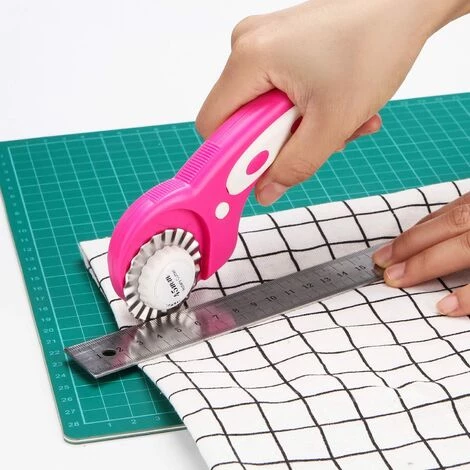TRIOMPHE Rosa 45MM Rotary Cutter Kit Cutter Patchwork Rundmesser Rundmesser Rollenmesser Stoffmesser Ledermesser Nähen Stoff Leder Nähen 3 TRIOMPHE Rosa 45MM Rotary Cutter Kit Cutter Patchwork Rundmesser Rundmesser Rollenmesser Stoffmesser Ledermesser Nähen Stoff Leder Nähen – Bild 3
