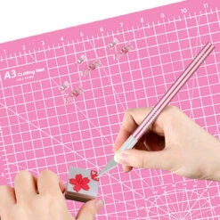 Das ILoveMilan Rotary Knife Kit Mit Austauschbaren Klingen Eignet Sich Hervorragend Zum Nähen, Stoffschneiden, Papierschneiden, Lederschneiden Usw. Sehr Gut Geeignet Für Handwerker, Schneider Etc. Rot -Angebote Schneidwerkzeug Store 43251359 3