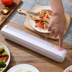 LIFCAUSAL Saugnapf-Frischhaltefolie-Schiebeschneider, Verstellbare Länge, Haushaltsteiler, Aufbewahrung Und Schneidebox, Kreatives Küchenzubehör (1 Cutter + 1 Plastikfolie)