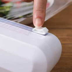 LIFCAUSAL Saugnapf-Frischhaltefolie-Schiebeschneider, Verstellbare Länge, Haushaltsteiler, Aufbewahrung Und Schneidebox, Kreatives Küchenzubehör (1 Cutter + 1 Plastikfolie) -Angebote Schneidwerkzeug Store 55636938 3