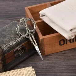 BEARSU 1pc Edelstahlschere Vintage Blume Klassische Stickereischere Stickereischere Handschere(Grüne Bronze) -Angebote Schneidwerkzeug Store 59193470 4