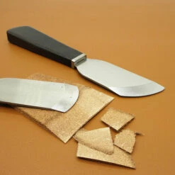 LIFCAUSAL Tragbarer Leder-Ausdünnungsschneider, Multifunktionaler Holzgriff, Chromstahlschneider, Haushalt, DIY, Pflanzlich Gegerbtes Lederhandwerk, Ausdünnungsschaufel, Kantenschneider (runde Kanten) -Angebote Schneidwerkzeug Store 64117778 4