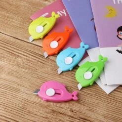 ILOVEMILAN 12 Stück Whale Shape Mini Einziehbares Allzweckmesser Box Cutter Brieföffner, Splice-Messer Aus Legiertem Stahl Mit Schlüsselanhänger-Loch (zufällige Farbe) -Angebote Schneidwerkzeug Store 65948222 5