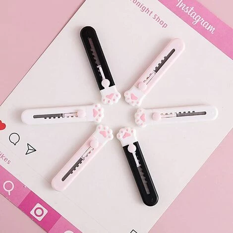 ILOVEMILAN 6er-Pack Niedlicher Einziehbarer Kartonschneider, Allzweckmesser, Weihnachtliches Scharfes Karton-Rasiermesser, Glatter Mechanismus, Perfekt Für Büro Und Zuhause. 3 ILOVEMILAN 6er-Pack Niedlicher Einziehbarer Kartonschneider, Allzweckmesser, Weihnachtliches Scharfes Karton-Rasiermesser, Glatter Mechanismus, Perfekt Für Büro Und Zuhause. – Bild 3