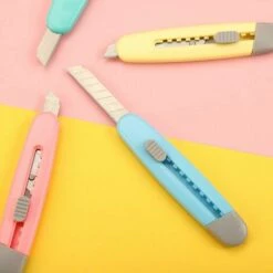 ILOVEMILAN 4er-Pack Kartonschneider, Einziehbares Allzweckmesser Mit 9 Mm Abbrechklinge, Scharfe Und Einfach Zu Verwendende Kleine Schneidwerkzeuge Zum Öffnen Von Paketen, Briefen Und Kartons. 9 ILOVEMILAN 4er-Pack Kartonschneider, Einziehbares Allzweckmesser Mit 9 Mm Abbrechklinge, Scharfe Und Einfach Zu Verwendende Kleine Schneidwerkzeuge Zum Öffnen Von Paketen, Briefen Und Kartons. -Angebote Schneidwerkzeug Store 65948479 5