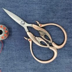 FUIENKO Schwan Design Edelstahl Antike Schere Haushalts Produkte Häutchen Schere Sewing Supplies Handwerk Schere Stoff Schneiden,Gold 8 FUIENKO Schwan Design Edelstahl Antike Schere Haushalts Produkte Häutchen Schere Sewing Supplies Handwerk Schere Stoff Schneiden,Gold -Angebote Schneidwerkzeug Store 68391879 4