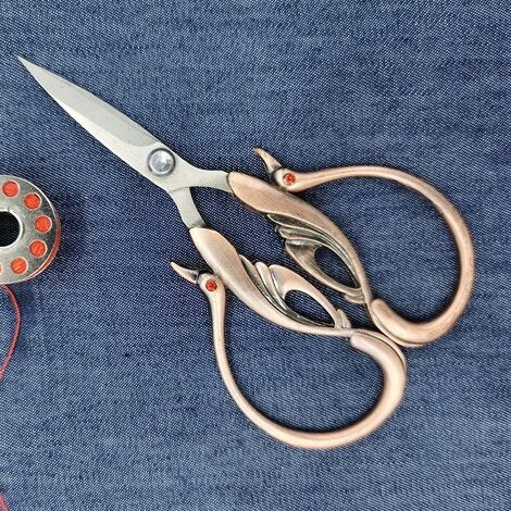 FUIENKO Schwan Design Edelstahl Antike Schere Haushalts Produkte Häutchen Schere Sewing Supplies Handwerk Schere Stoff Schneiden,Gold 4 FUIENKO Schwan Design Edelstahl Antike Schere Haushalts Produkte Häutchen Schere Sewing Supplies Handwerk Schere Stoff Schneiden,Gold – Bild 4